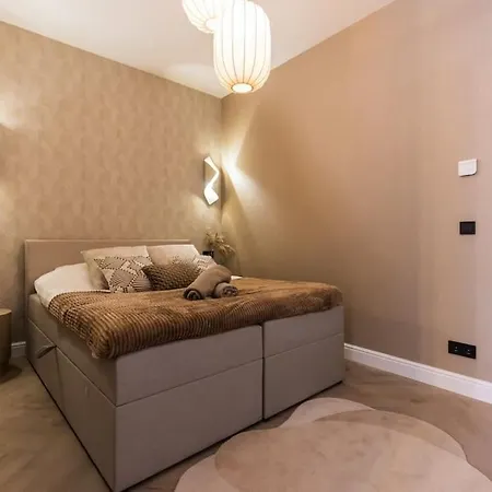 Haya Beachhouse - Queen * Hága