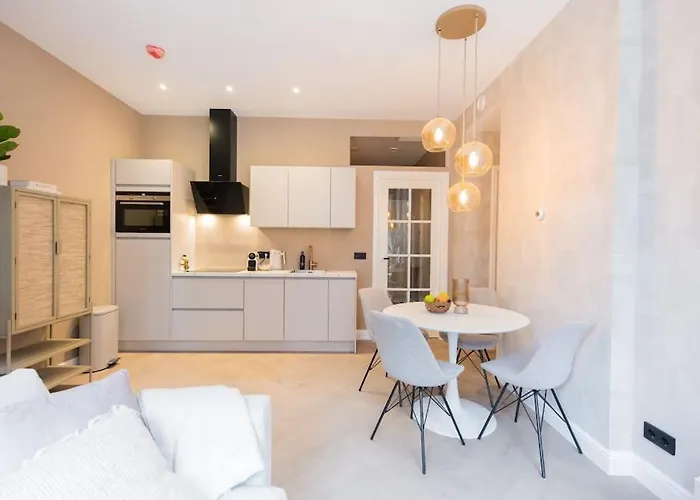 Haya Beachhouse - Queen The Hague