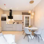Haya Beachhouse - Queen The Hague