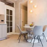 Haya Beachhouse - Queen The Hague
