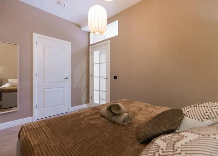 Haya Beachhouse - Queen * Lahey